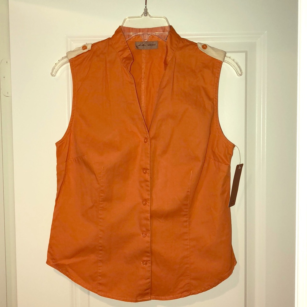 🌻NWT Sleeveless button down blouse🌻